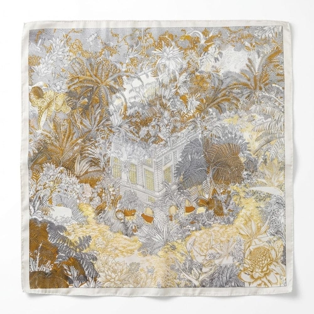 Foulard carré en soie aux motifs floraux dorés et argentés, sur fond clair, évoquant une ambiance tropicale
