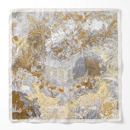 Foulard carré en soie aux motifs floraux dorés et argentés, sur fond clair, évoquant une ambiance tropicale
