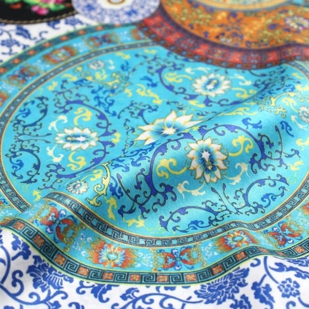 Foulard noué | Touche mode pour un look soigné The Foulard