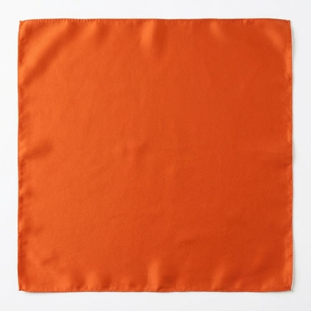 Foulard carré en soie orange, d'une texture lisse et brillante, posé sur un fond neutre