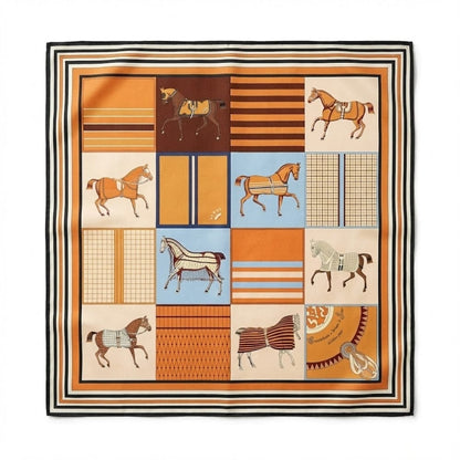 Foulard carré en satin orange avec motifs de chevaux et lignes, posé sur un fond blanc