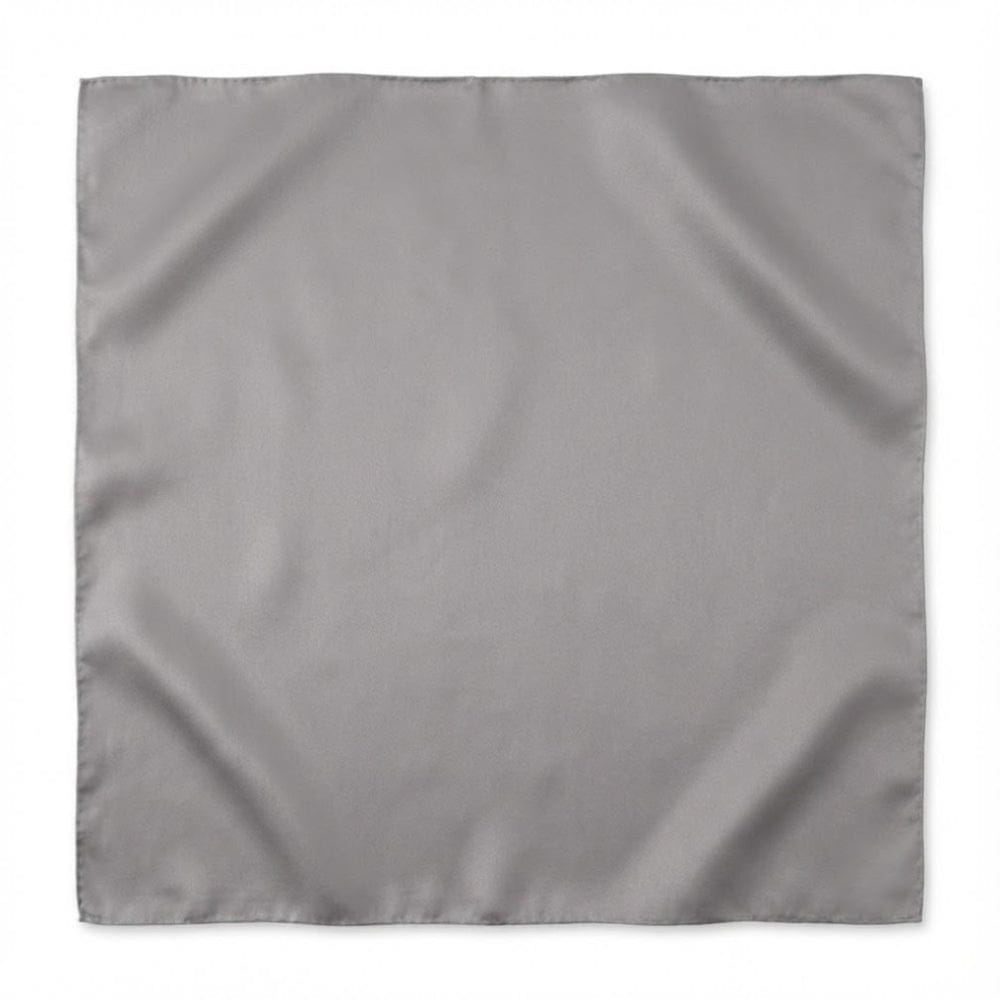 Foulard carré en soie de couleur grise, au fini lisse et élégant, posé sur une surface neutre
