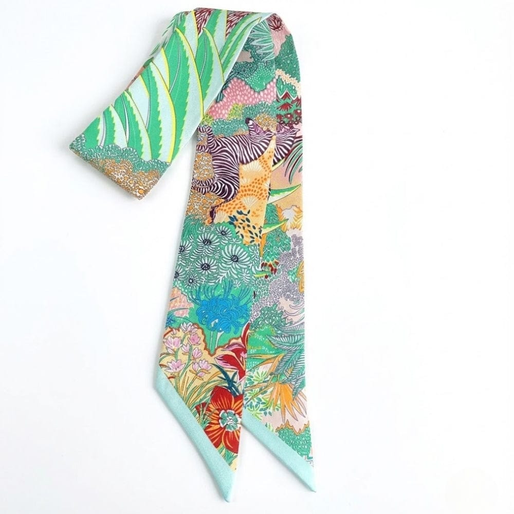 Foulard en satin aux motifs colorés de jungle, vert, rose et orange, avec une forme longue et élégante
