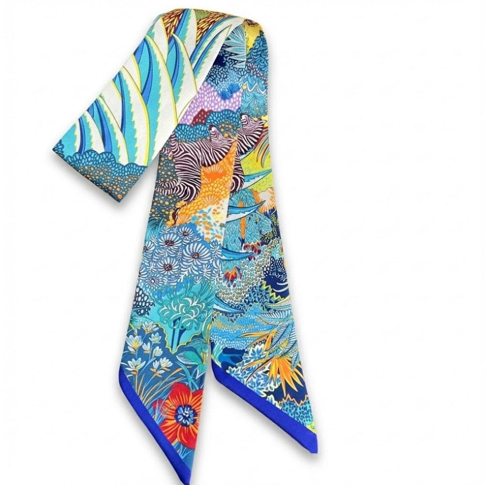 Foulard en satin aux motifs colorés, bleu et orange, avec un bord bleu, drapé élégamment