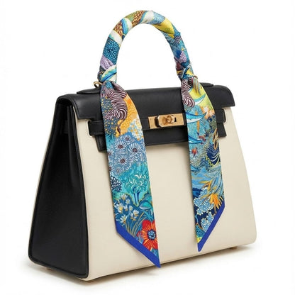 Foulard en satin aux motifs floraux colorés noué sur un sac à main élégant, ajoutant une touche chic
