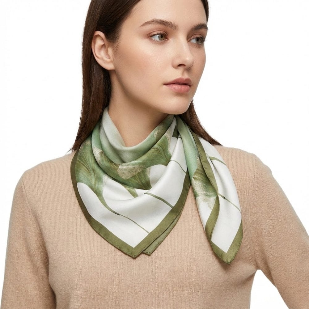 Foulard printemps femme en soie | Élégance printanière et style raffiné Vert / 53x53cm The Foulard