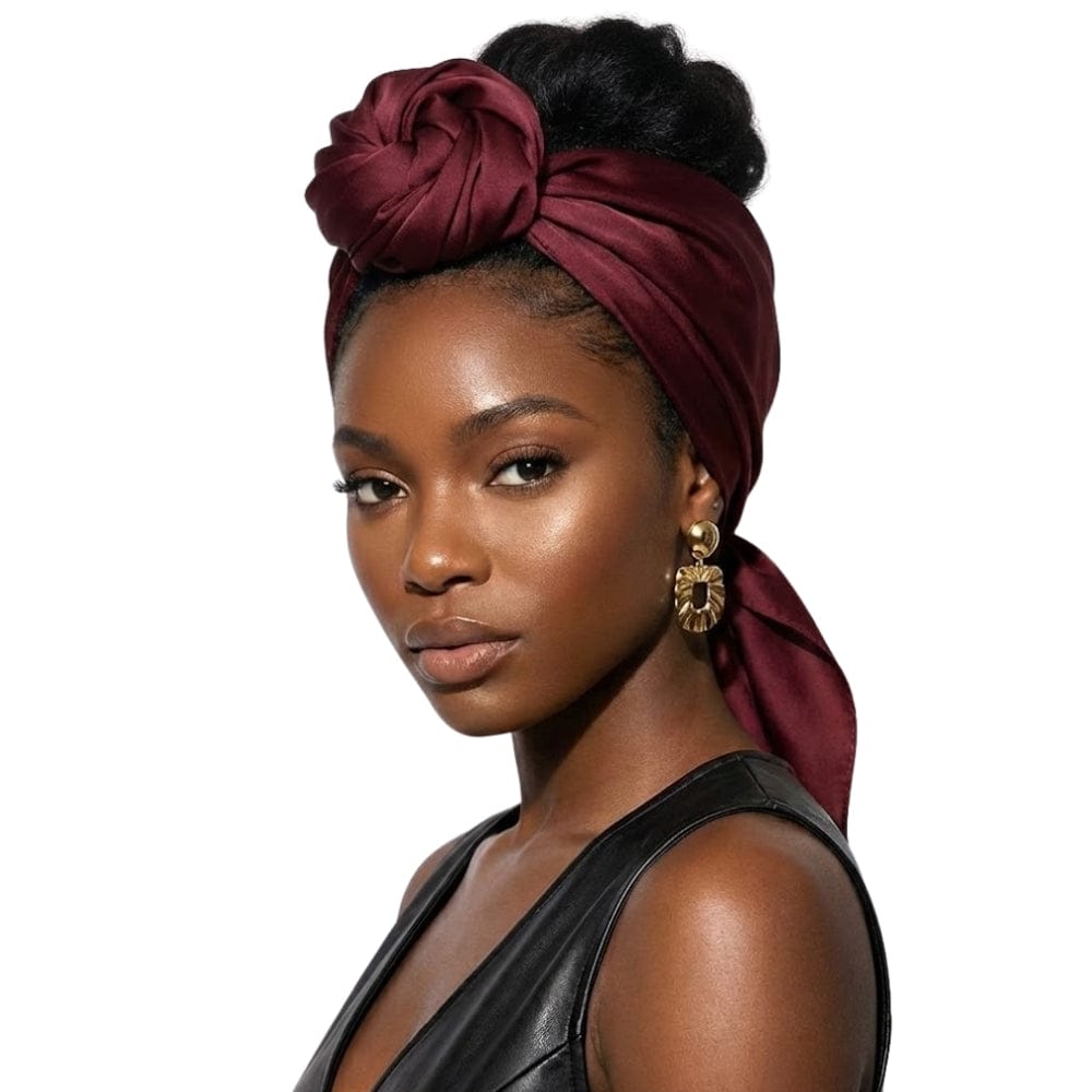 Foulard en satin bordeaux noué sur la tête, mettant en valeur un style élégant et intemporel