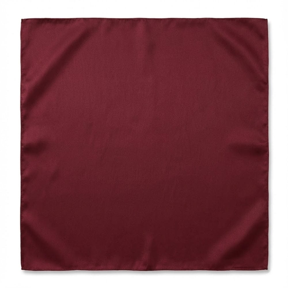 Foulard carré en satin rouge, d'une texture lisse et éclatante, posé sur un fond neutre