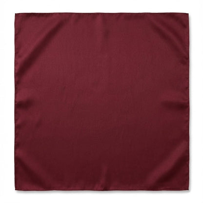 Foulard carré en satin rouge, d'une texture lisse et éclatante, posé sur un fond neutre