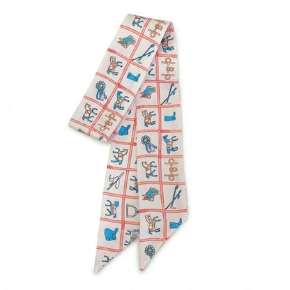 Foulard en satin aux motifs colorés sur fond clair, noué élégamment pour un style raffiné