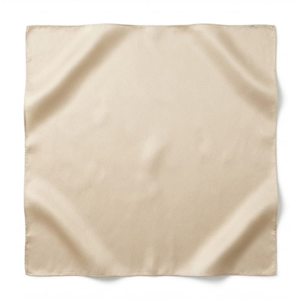Foulard carré en soie de couleur beige, au toucher lisse et brillant, posé sur une surface neutre