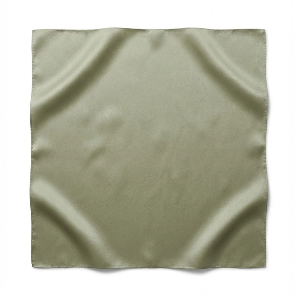 Foulard carré en soie de couleur verte, au toucher doux et à la brillance raffinée, posé sur un fond blanc