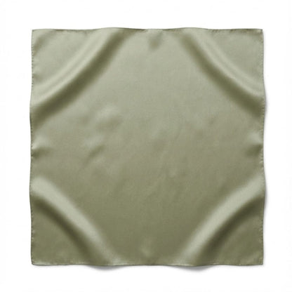 Foulard carré en soie de couleur verte, au toucher doux et à la brillance raffinée, posé sur un fond blanc